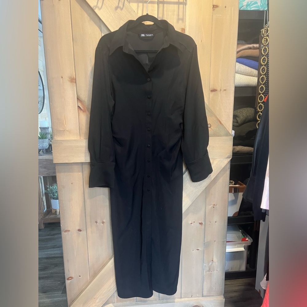 Nwot Zara button down maxi shirt dress in black. Size large. Ruched sides
